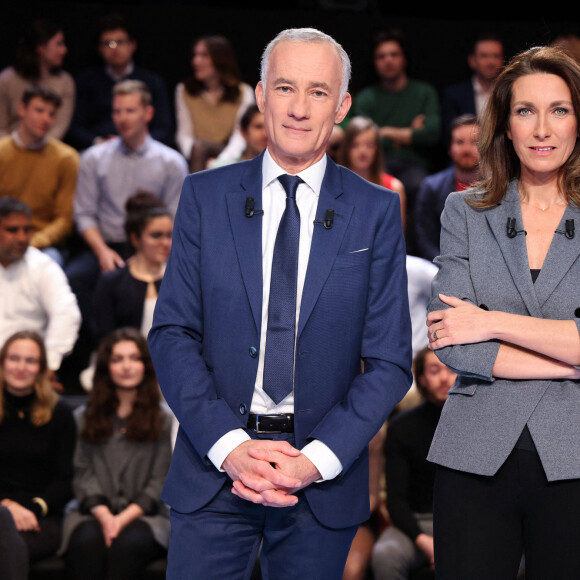 Gilles Bouleau, Anne-Claire Coudray - Les candidats à l'élection présidentielle sont sur le plateau de l'émission "La France face à la guerre" sur TF1 le 14 mars 2022. © Laurent Vu / Pool / Bestimage