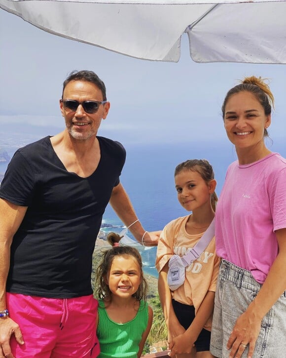 Elodie de "Koh-Lanta" avec son mari James et ses filles