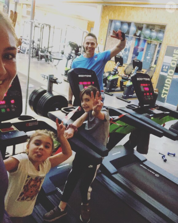 Elodie de "Koh-Lanta", son mari James et leurs filles dans leur salle de sport