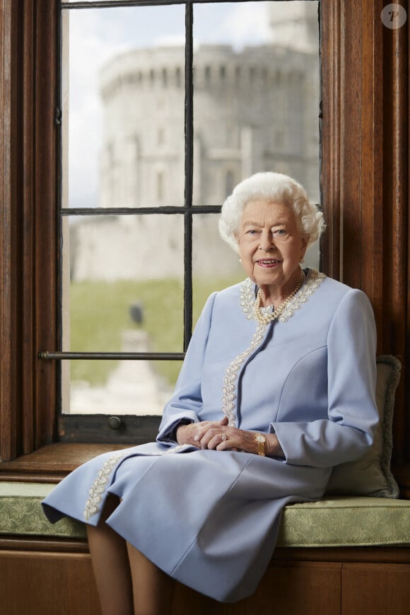 Portrait officiel de la reine Elisabeth II d'Angleterre, photographiée au château de Windsor, à l'occasion de son jubilé de platine