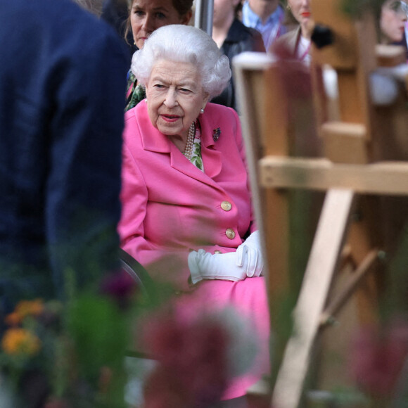La reine Elisabeth II d'Angleterre assiste en voiturette de golf à l'exposition florale "RHS Chelsea Flower Show" au Royal Hospital à Londres, Royaume Uni, le 23 mai 2022. 
