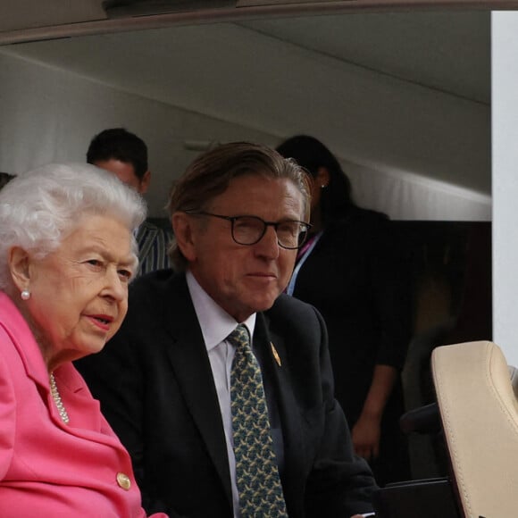 La reine Elisabeth II d'Angleterre assiste en voiturette de golf à l'exposition florale "RHS Chelsea Flower Show" au Royal Hospital à Londres, Royaume Uni, le 23 mai 2022. 