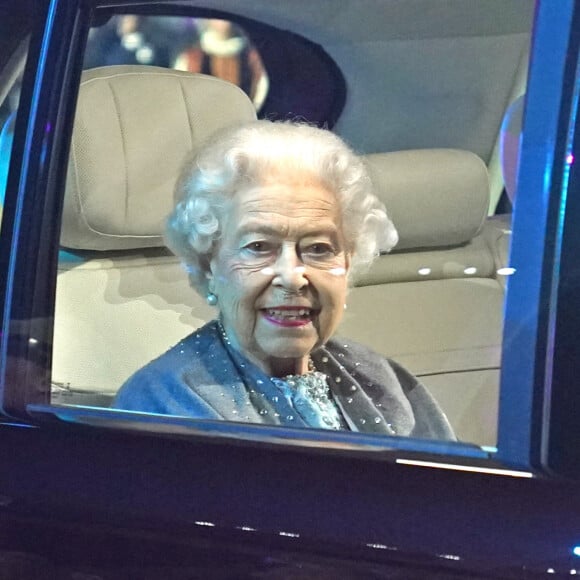 La reine Elisabeth II d'Angleterre quitte la cérémonie de son jubilé de platine au Royal Horse Show à Windsor le 15 mai 2022. 