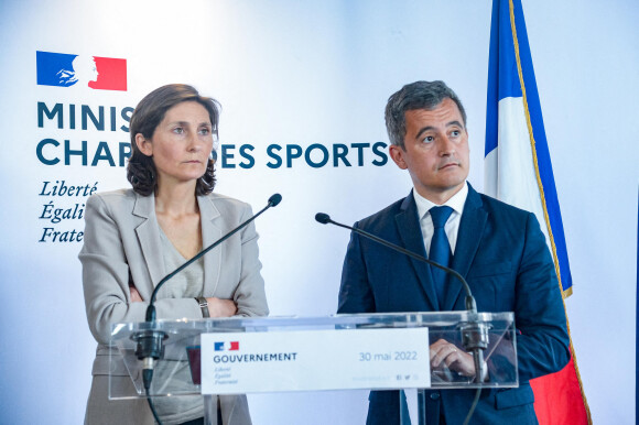 Amélie Oudéa-Castéra, ministre des Sports, et Gérald Darmanin, ministre de l'Intérieur en conférence de presse après la réunion des acteurs de l'organisation de la finale de la Ligue des Champions au au ministère français des sports, à Paris, France, le 30 mai 2022