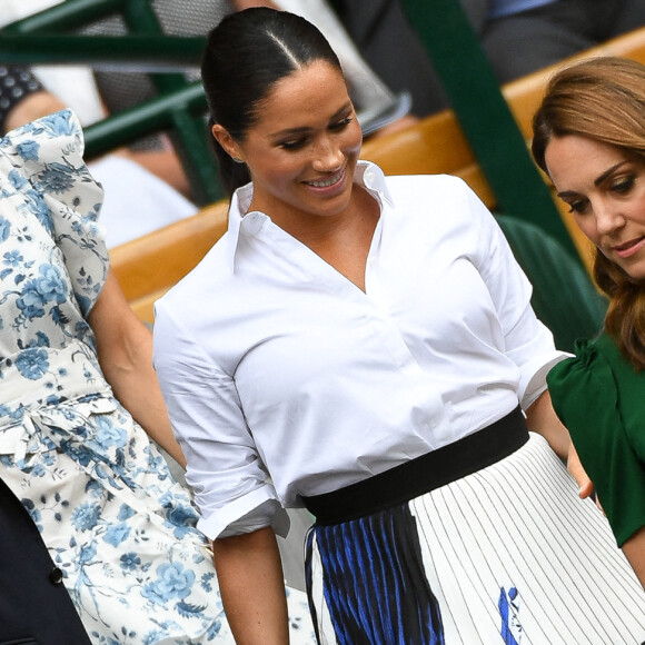Catherine (Kate) Middleton, duchesse de Cambridge, Meghan Markle, duchesse de Sussex, sont dans les tribunes lors de la finale femme de Wimbledon "Serena Williams - Simona Halep (2/6 - 2/6) à Londres le 13 juillet 2019. © Chryslène Caillaud / Panoramic / Bestimage 