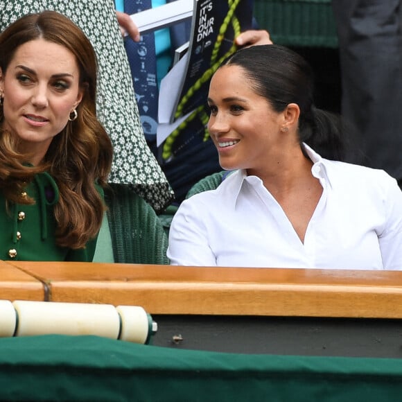 Catherine (Kate) Middleton, duchesse de Cambridge, Meghan Markle, duchesse de Sussex, sont dans les tribunes lors de la finale femme de Wimbledon "Serena Williams - Simona Halep (2/6 - 2/6) à Londres le 13 juillet 2019. © Chryslène Caillaud / Panoramic / Bestimage 