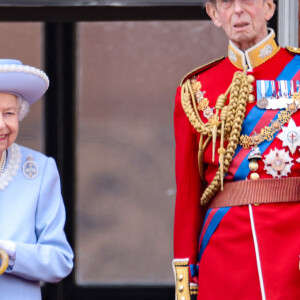 Le prince Edward, duc de Kent - La famille royale au balcon lors de la parade militaire "Trooping the Colour" dans le cadre de la célébration du jubilé de platine de la reine Elizabeth II à Londres le 2 juin 2022.  Queen Elizabeth II and the Duke of Kent watch from the balcony during the Trooping the Colour ceremony at Horse Guards Parade, central London, as the Queen celebrates her official birthday, on day one of the Platinum Jubilee celebrations. Picture date: Thursday June 2, 2022. 