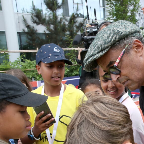 Yannick Noah dédicace des T-shirts et des balles après avoir joué avec des enfants à l'Urban Tennis pour l'association " Fête le Mur " dont il est le Président - Internationaux de France de Tennis de Roland Garros 2022 - Jour 5. A Paris le 26 Mai 2022. Bertrand Rindoff/Bestimage