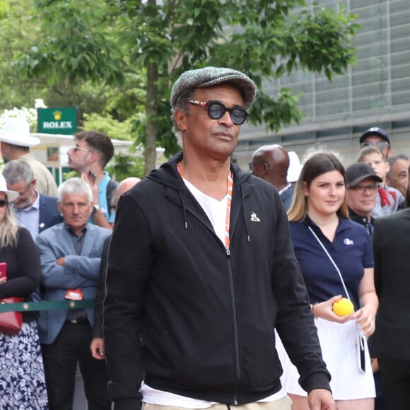 Yannick Noah joue avec des enfants à l'Urban Tennis pour l'association " Fête le Mur " dont il est le Président - Internationaux de France de Tennis de Roland Garros 2022 - Jour 5. A Paris le 26 Mai 2022. Bertrand Rindoff/Bestimage