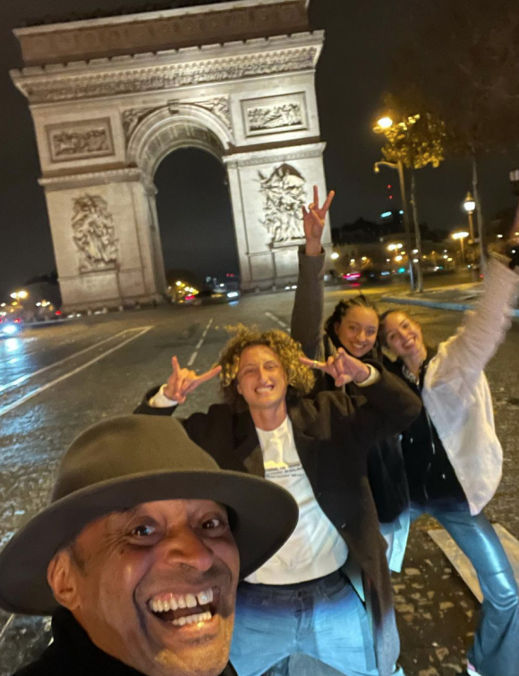 Yannick Noah et ses enfants Joalukas, Eleejah et Jenaye immortalisent une soirée en famille sur l'Avenue des Champs-Élysées, à Paris.