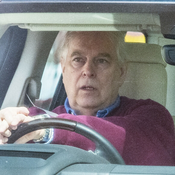 Le prince Andrew, duc d'York, au volant de sa voiture après avoir fait de l'équitation à Windsor, Royaume Uni, le 11 avril 2022. 