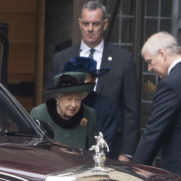 La reine Elisabeth II d'Angleterre regagne sa voiture sous le regard bienveillant du prince Andrew, duc d'York - Service d'action de grâce en hommage au prince Philip, duc d'Edimbourg, à l'abbaye de Westminster à Londres, le 29 mars 2022. Le prince Philip, duc d'Edimbourg, est décédé le 9 avril 2021. 