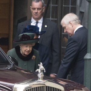 La reine Elisabeth II d'Angleterre regagne sa voiture sous le regard bienveillant du prince Andrew, duc d'York - Service d'action de grâce en hommage au prince Philip, duc d'Edimbourg, à l'abbaye de Westminster à Londres, le 29 mars 2022. Le prince Philip, duc d'Edimbourg, est décédé le 9 avril 2021. 