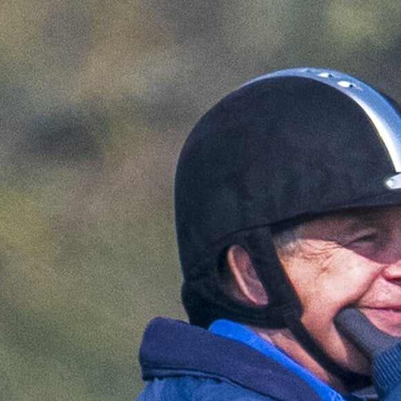 Le prince Andrew, duc d'York, monte à cheval dans le parc du château de Windsor, le 25 mars 2022. 