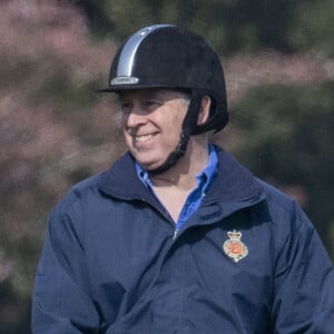 Le prince Andrew, duc d'York, monte à cheval dans le parc du château de Windsor, le 25 mars 2022. 