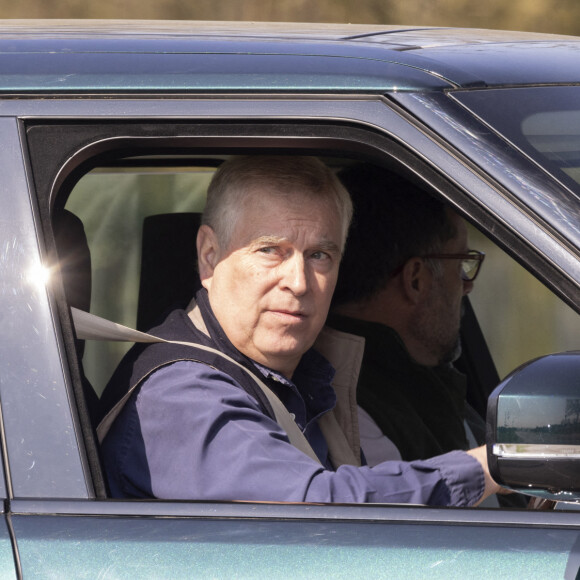 Exclusif - Le prince Andrew , duc d'York, arrive au château de Windsor pour un entretien avec la reine Elisabeth II le 24 mars 2022. 