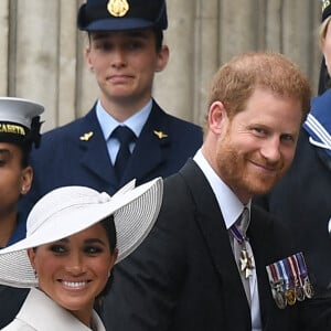 Le prince Harry, duc de Sussex, et Meghan Markle, duchesse de Sussex - Les membres de la famille royale et les invités lors de la messe célébrée à la cathédrale Saint-Paul de Londres, dans le cadre du jubilé de platine (70 ans de règne) de la reine Elisabeth II d'Angleterre. Londres, le 3 juin 2022.