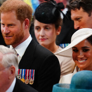 Le prince Harry, duc de Sussex, et Meghan Markle, duchesse de Sussex - Les membres de la famille royale et les invités lors de la messe célébrée à la cathédrale Saint-Paul de Londres, dans le cadre du jubilé de platine (70 ans de règne) de la reine Elisabeth II d'Angleterre. Londres, le 3 juin 2022.