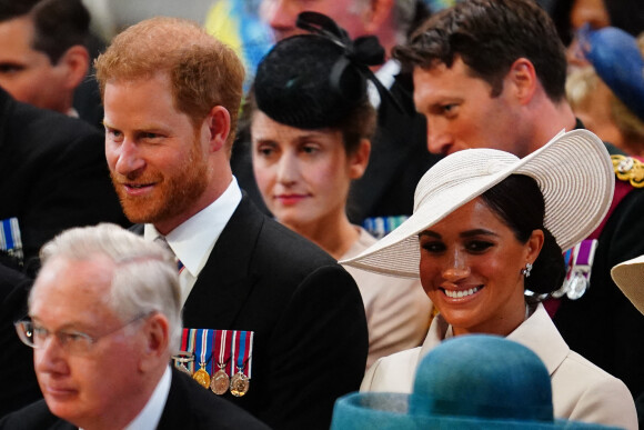 Le prince Harry, duc de Sussex, et Meghan Markle, duchesse de Sussex - Les membres de la famille royale et les invités lors de la messe célébrée à la cathédrale Saint-Paul de Londres, dans le cadre du jubilé de platine (70 ans de règne) de la reine Elisabeth II d'Angleterre. Londres, le 3 juin 2022.