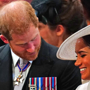 Le prince Harry, duc de Sussex, et Meghan Markle, duchesse de Sussex - Les membres de la famille royale et les invités lors de la messe célébrée à la cathédrale Saint-Paul de Londres, dans le cadre du jubilé de platine (70 ans de règne) de la reine Elisabeth II d'Angleterre. Londres, le 3 juin 2022.