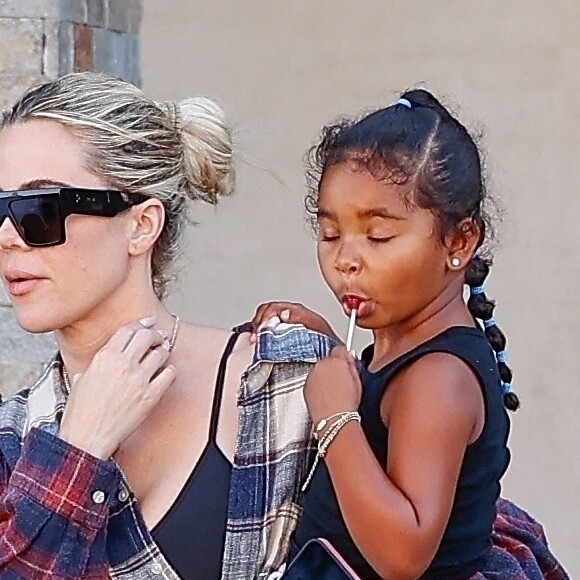 Khloe Kardashian dépose sa fille True et ses nièces Chicago West et Dream Kardashian, à leurs cours de danse à Los Angeles, le 31 mai 2022.