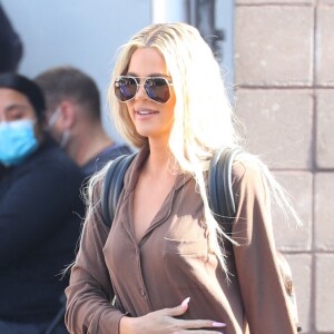 Khloe Kardashian se promène dans les rues de New York.