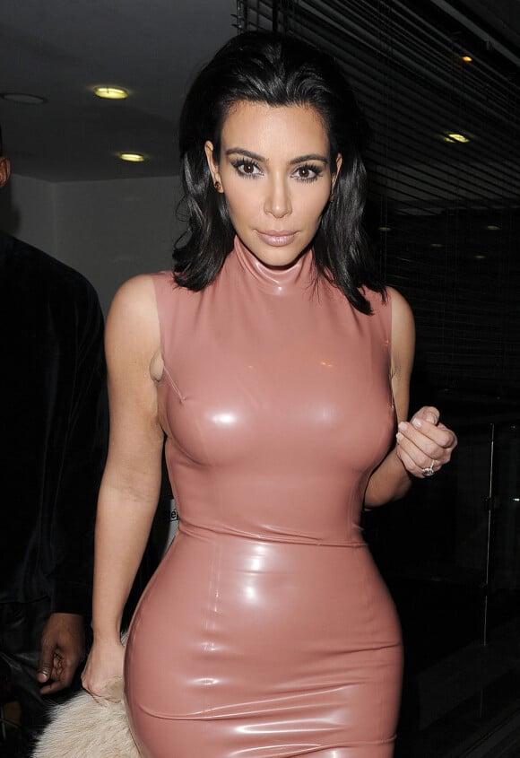Kim Kardashian et son mari sont allés chez le tatoueur Sang Bleu Tattoo dans le quartier d'Hackney à Londres, le 25 février 2015.
