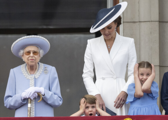 La reine Elizabeth II d'Angleterre, Catherine (Kate) Middleton, duchesse de Cambridge, le prince Louis de Cambridge, la princesse Charlotte de Cambridge - Les membres de la famille royale saluent la foule depuis le balcon du Palais de Buckingham, lors de la parade militaire "Trooping the Colour" dans le cadre de la célébration du jubilé de platine (70 ans de règne) de la reine Elizabeth II à Londres, le 2 juin 2022. © Avalon/Panoramic/Bestimage