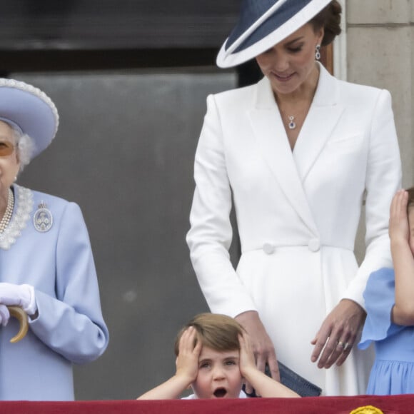 La reine Elizabeth II d'Angleterre, Catherine (Kate) Middleton, duchesse de Cambridge, le prince Louis de Cambridge, la princesse Charlotte de Cambridge - Les membres de la famille royale saluent la foule depuis le balcon du Palais de Buckingham, lors de la parade militaire "Trooping the Colour" dans le cadre de la célébration du jubilé de platine (70 ans de règne) de la reine Elizabeth II à Londres, le 2 juin 2022. © Avalon/Panoramic/Bestimage