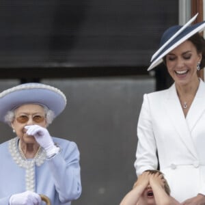 La reine Elizabeth II d'Angleterre, Catherine (Kate) Middleton, duchesse de Cambridge, le prince Louis de Cambridge, la princesse Charlotte de Cambridge - Les membres de la famille royale saluent la foule depuis le balcon du Palais de Buckingham, lors de la parade militaire "Trooping the Colour" dans le cadre de la célébration du jubilé de platine (70 ans de règne) de la reine Elizabeth II à Londres, le 2 juin 2022. © Avalon/Panoramic/Bestimage