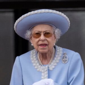 La reine Elisabeth II d'Angleterre - Les membres de la famille royale regardent le défilé Trooping the Colour depuis un balcon du palais de Buckingham à Londres lors des célébrations du jubilé de platine de la reine le 2 juin 2022.