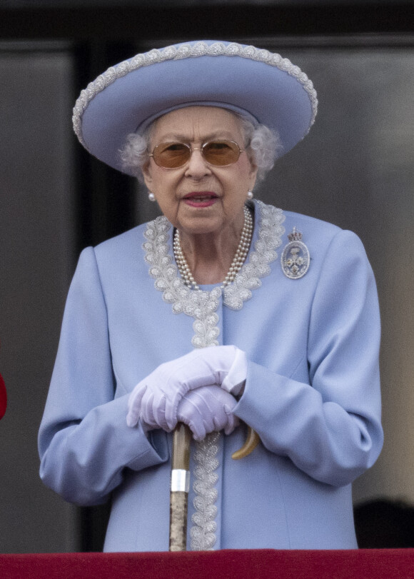 La reine Elisabeth II d'Angleterre - Les membres de la famille royale regardent le défilé Trooping the Colour depuis un balcon du palais de Buckingham à Londres lors des célébrations du jubilé de platine de la reine le 2 juin 2022.