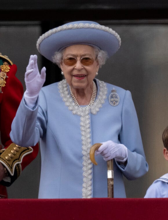 La reine Elisabeth II d'Angleterre - Les membres de la famille royale regardent le défilé Trooping the Colour depuis un balcon du palais de Buckingham à Londres lors des célébrations du jubilé de platine de la reine le 2 juin 2022.