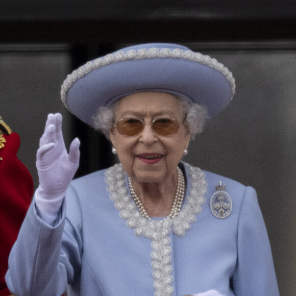 La reine Elisabeth II d'Angleterre - Les membres de la famille royale regardent le défilé Trooping the Colour depuis un balcon du palais de Buckingham à Londres lors des célébrations du jubilé de platine de la reine le 2 juin 2022.