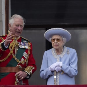 Le prince Charles, prince de Galles et sa mère La reine Elisabeth II d'Angleterre - Les membres de la famille royale regardent le défilé Trooping the Colour depuis un balcon du palais de Buckingham à Londres lors des célébrations du jubilé de platine de la reine le 2 juin 2022.  2 June 2022. Members of The Royal Family attend The Queen's Birthday Parade - Trooping The Colour. On Horse Guards Parade, The Prince of Wales will take the Salute and inspect the Troops of the Household Division on Her Majesty's behalf, joined by The Duke of Cambridge and The Princess Royal. Here, Prince Charles, Prince of Wales, Queen Elizabeth II, 