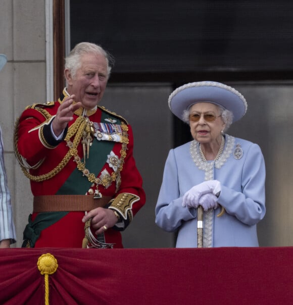 Le prince Charles, prince de Galles et sa mère La reine Elisabeth II d'Angleterre - Les membres de la famille royale regardent le défilé Trooping the Colour depuis un balcon du palais de Buckingham à Londres lors des célébrations du jubilé de platine de la reine le 2 juin 2022.  2 June 2022. Members of The Royal Family attend The Queen's Birthday Parade - Trooping The Colour. On Horse Guards Parade, The Prince of Wales will take the Salute and inspect the Troops of the Household Division on Her Majesty's behalf, joined by The Duke of Cambridge and The Princess Royal. Here, Prince Charles, Prince of Wales, Queen Elizabeth II, 