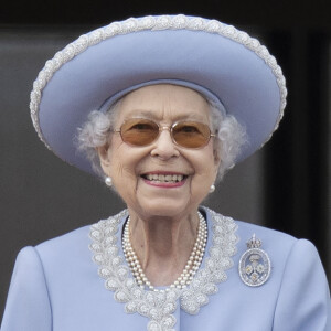 La reine Elisabeth II d'Angleterre - Les membres de la famille royale regardent le défilé Trooping the Colour depuis un balcon du palais de Buckingham à Londres lors des célébrations du jubilé de platine de la reine le 2 juin 2022.