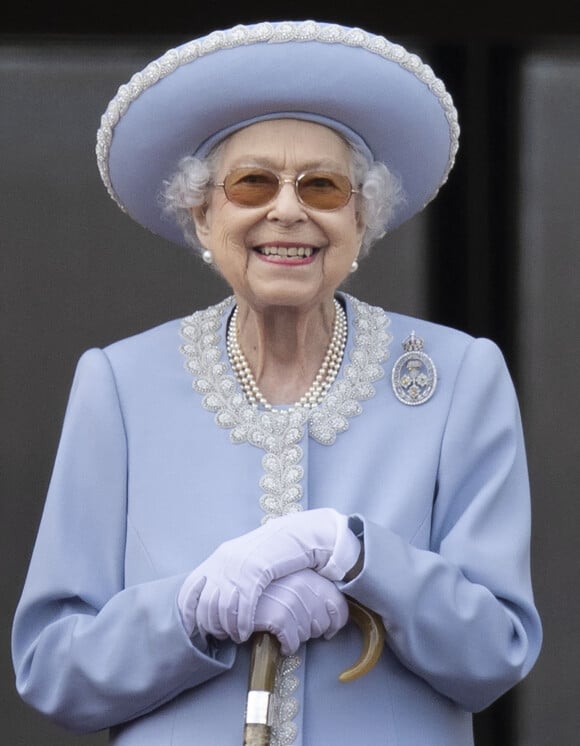 La reine Elisabeth II d'Angleterre - Les membres de la famille royale regardent le défilé Trooping the Colour depuis un balcon du palais de Buckingham à Londres lors des célébrations du jubilé de platine de la reine le 2 juin 2022.