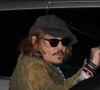 Johnny Depp vient saluer ses fans à la sortie du concert de Jeff Beck au Sage Gateshead.