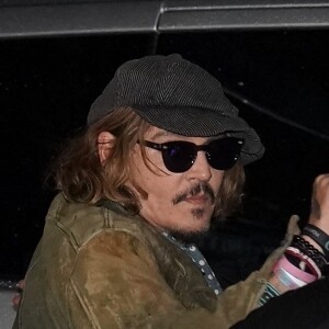 Johnny Depp vient saluer ses fans à la sortie du concert de Jeff Beck au Sage Gateshead.