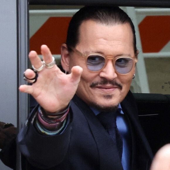Johnny Depp rentre chez lui pour le week-end après une autre longue journée lors de son procès contre son ex au palais de justice de Fairfax, Virginie, Etats-Unis.