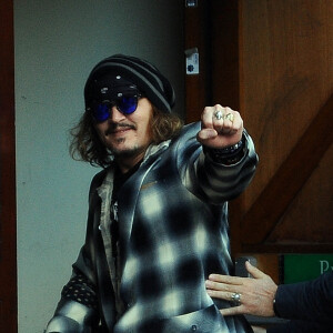 Johnny Depp signe des autographes en quittant les répétitions de son concert au Sage Gateshead à Glasgow, où il joue sur scène avec J.Beck. Le 3 juin 2022.