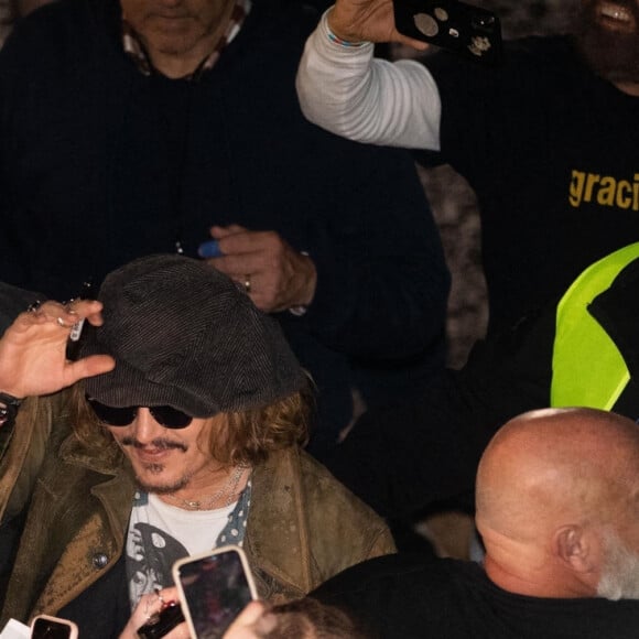 Johnny Depp vient saluer ses fans à la sortie du concert de Jeff Beck au Sage Gateshead le 2 juin 2022.