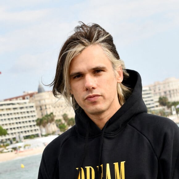 Orelsan - Photocall pour la série "Montre jamais ça à personne", lors du 4e Canneseries sur le ponton de la plage du Majestic à Cannes, le 10 octobre 2021. © Bruno Bebert/Bestimage