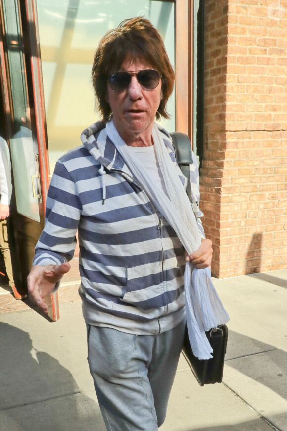Le guitariste Jeff Beck à la sortie de son hôtel à New York. Le 2 mai 2018.