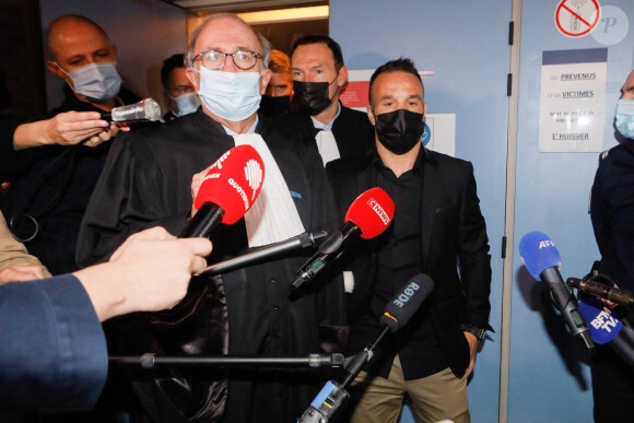 Mathieu Valbuena et son avocat Paul-Albert Iweins - Interruption de séance lors de l'ouverture du procès dit de la "sextape de Valbuena" au Tribunal judiciaire de Versailles, France, le 20 octobre 2021. © Christophe Clovis / Bestimage 