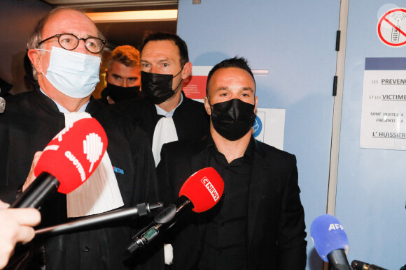 Mathieu Valbuena et son avocat Paul-Albert Iweins - Interruption de séance lors de l'ouverture du procès dit de la "sextape de Valbuena" au Tribunal judiciaire de Versailles, France, le 20 octobre 2021. © Christophe Clovis / Bestimage 