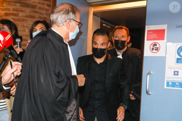 Mathieu Valbuena et son avocat Paul-Albert Iweins - Interruption de séance lors de l'ouverture du procès dit de la "sextape de Valbuena" au Tribunal judiciaire de Versailles, France, le 20 octobre 2021. © Christophe Clovis / Bestimage 