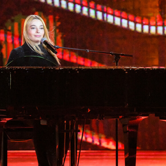 Exclusif - No Tabloids - Santa, du groupe Hyphen Hyphen, en solo - Enregistrement de l'émission "La Chanson de l'Année 2022" à Toulon, diffusée le 4 juin sur TF1. © Bruno Bebert-Jean-René Santini / Bestimage