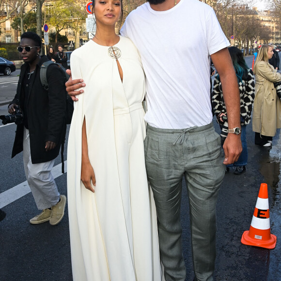 Joakim Noah et sa compagne Lais Ribeiro - Défilé Elie Saab Automne/Hiver 2022/2023 lors de la Fashion Week de Paris au Palais de Tokyo à Paris, le 5 mars 2022. © Federico Pestellini/Panoramic/Bestimage